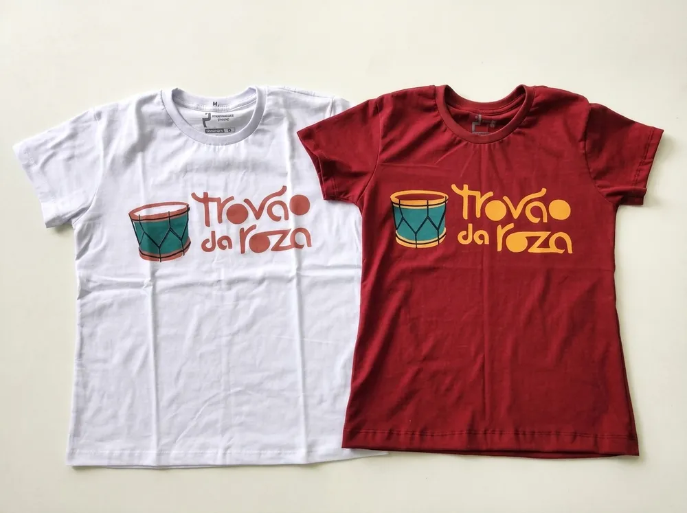 Camisetas babylook branca e vinho com logotipo de bloco de carnaval em silkscreen
