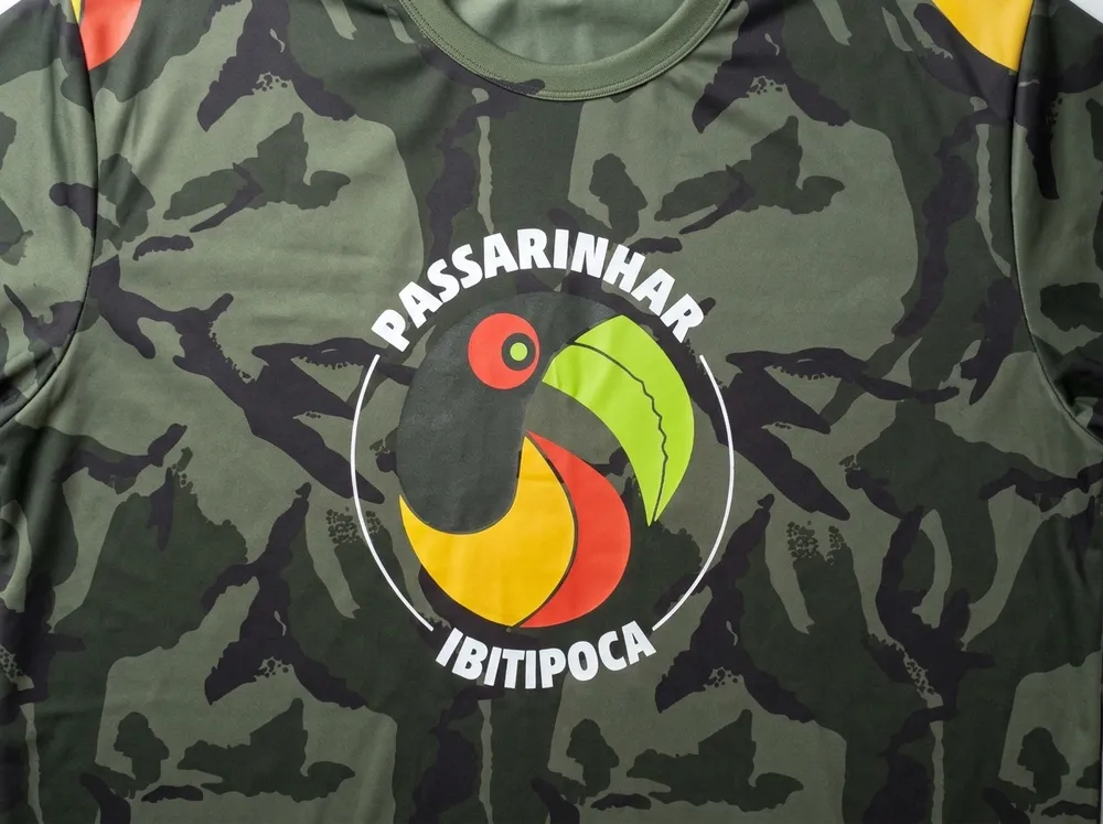 Camiseta camuflada de helanca light com brasão estampado em silkscreen