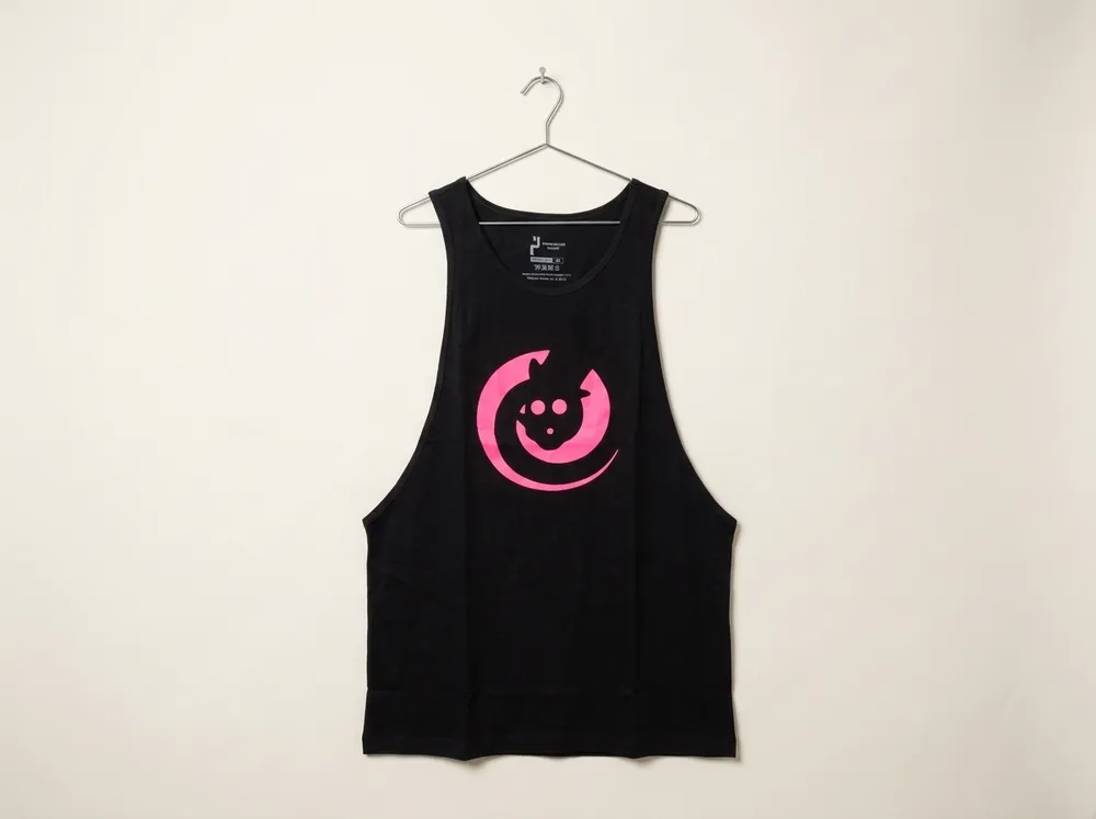 Regata cavada preta com logotipo rosa em silkscreen