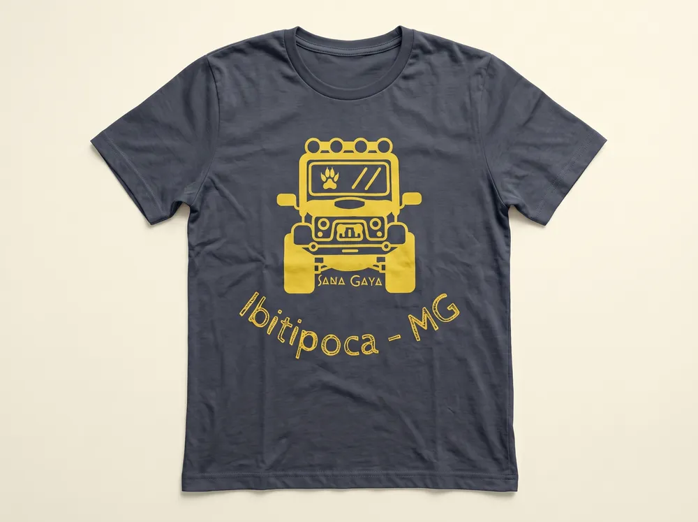 Camiseta cinza chumbo com ilustração de jipe amarela em silkscreen e texto Ibitipoca MG