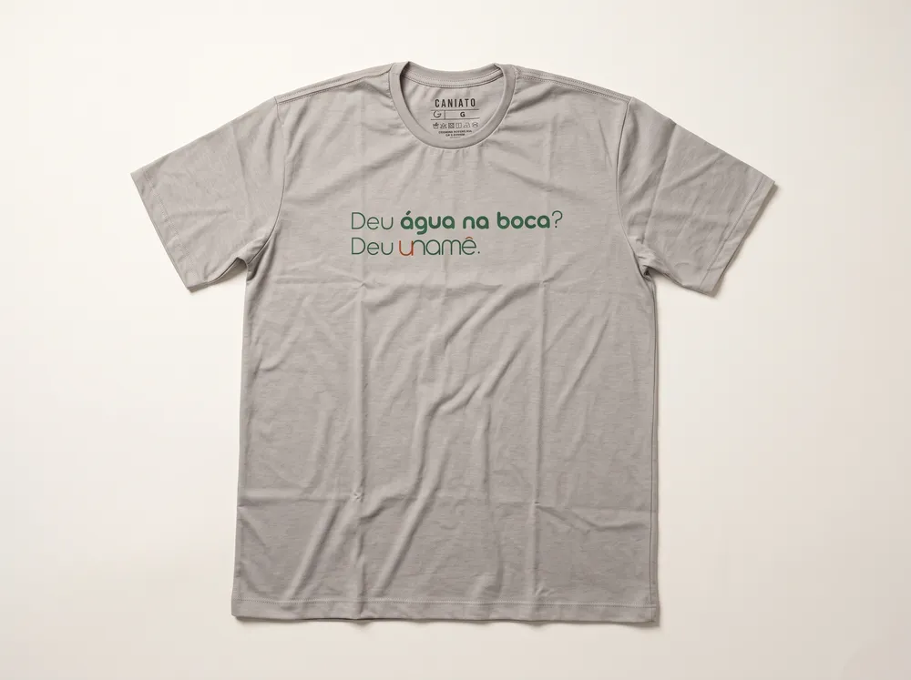 Camiseta gola redonda cinza clara com estampa silkscreen da marca Unamê
