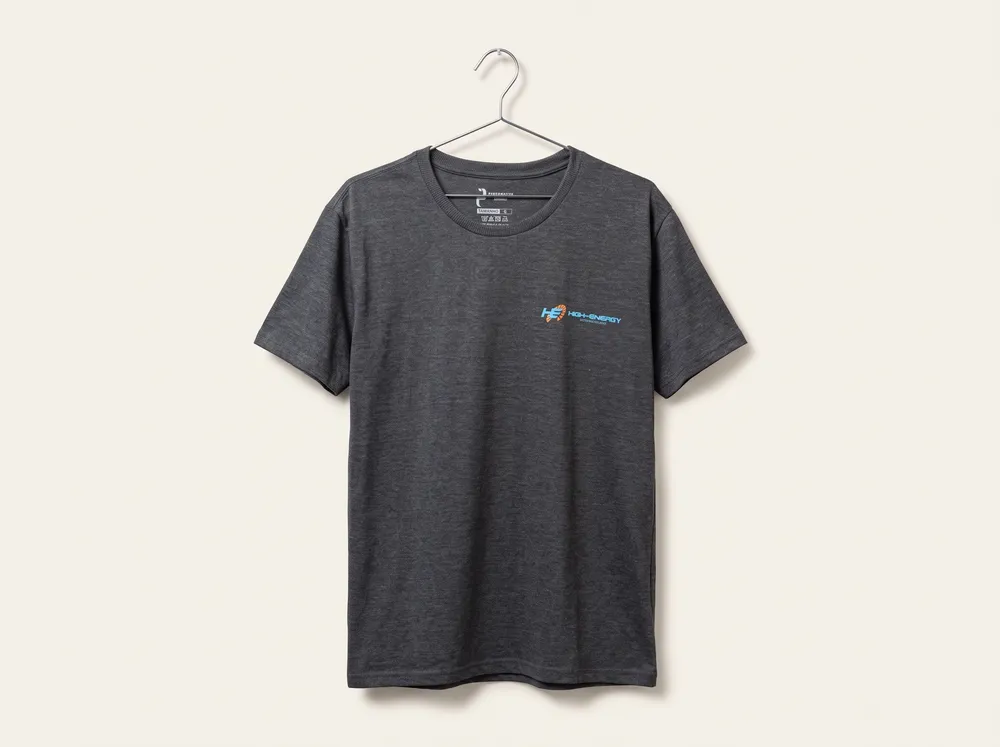 Camiseta gola redonda cinza chumbo com logotipo pequeno estampado no peito