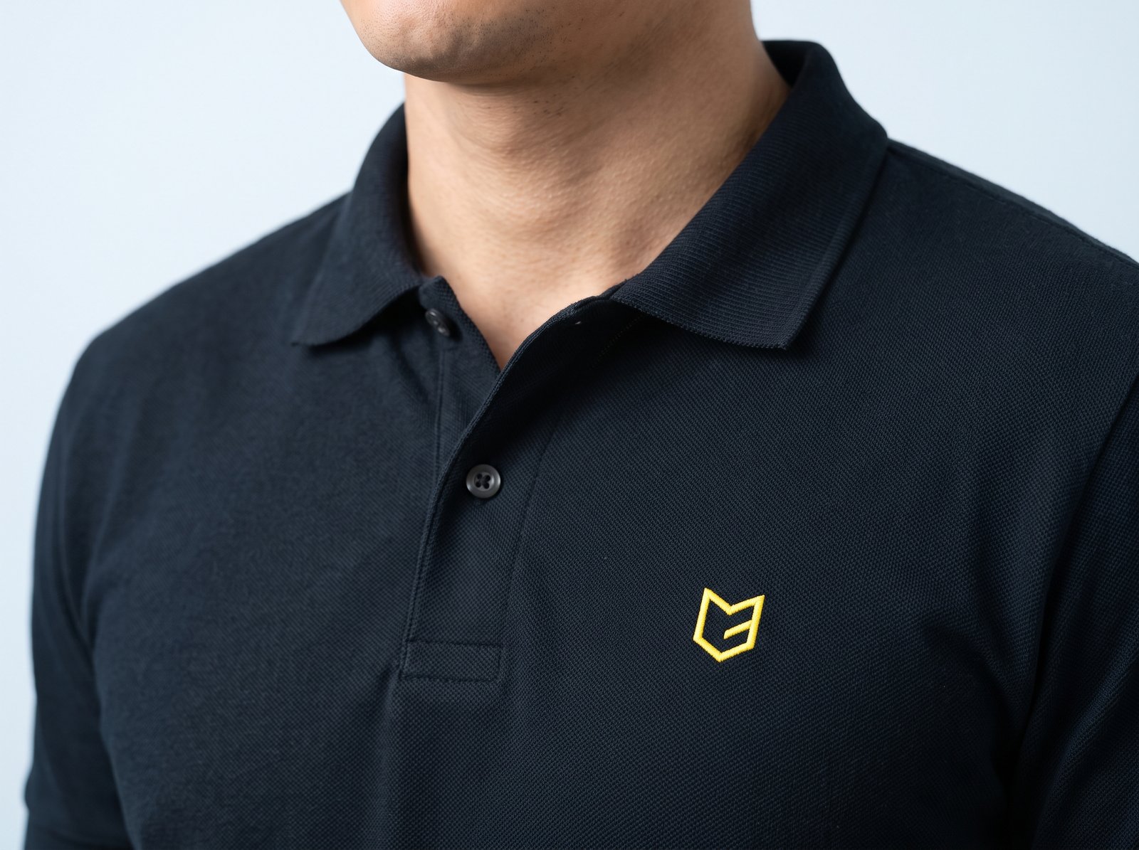 Polo piquet cinza com bordado no peito
