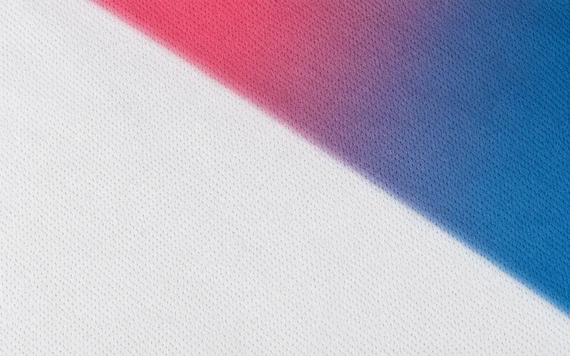 Malha 100% poliéster com sublimação em degradê de rosa a azul