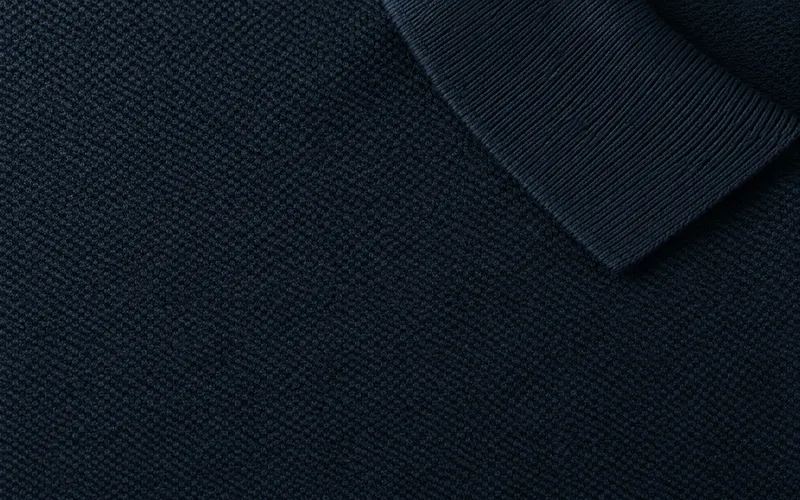 Close da malha piquet azul marinho com gola polo