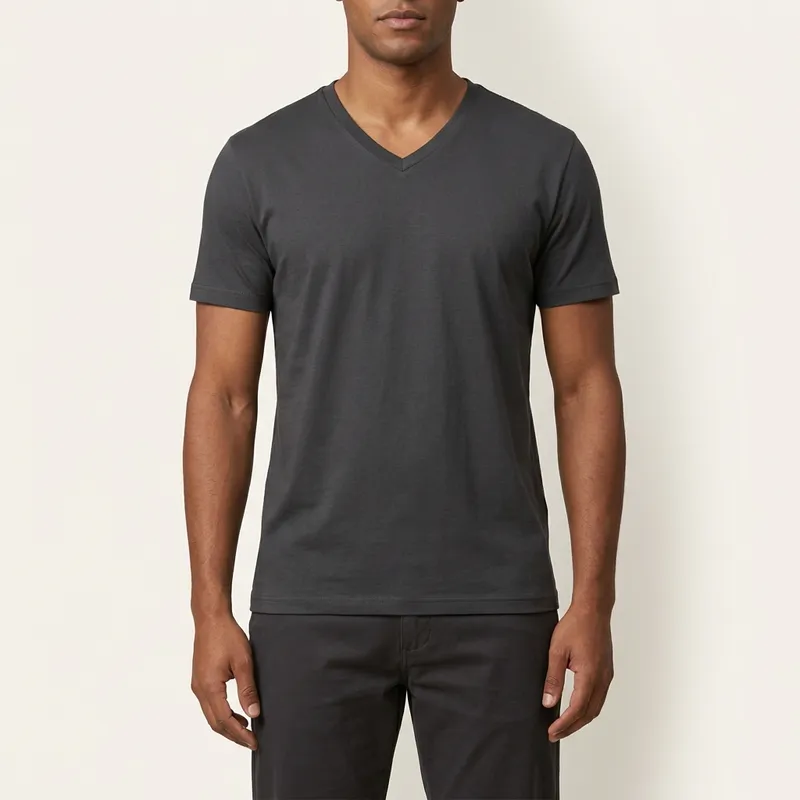 Camiseta gola V cinza chumbo, vista frontal