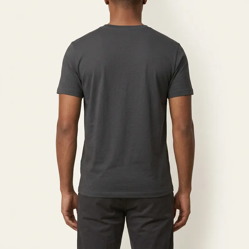 Camiseta gola V cinza chumbo, vista das costas