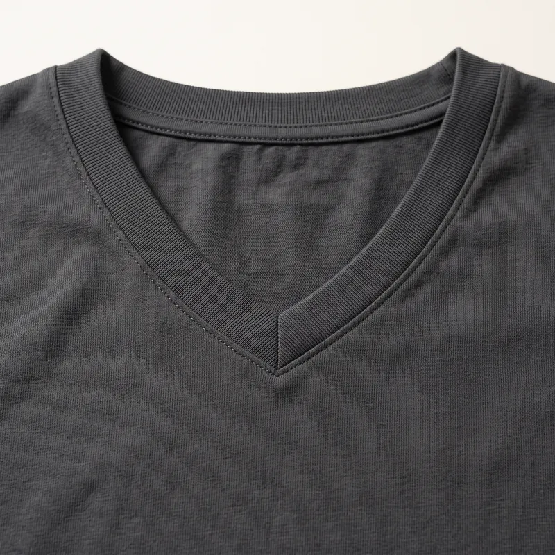 Detalhe do decote em V com viés em camiseta cinza chumbo