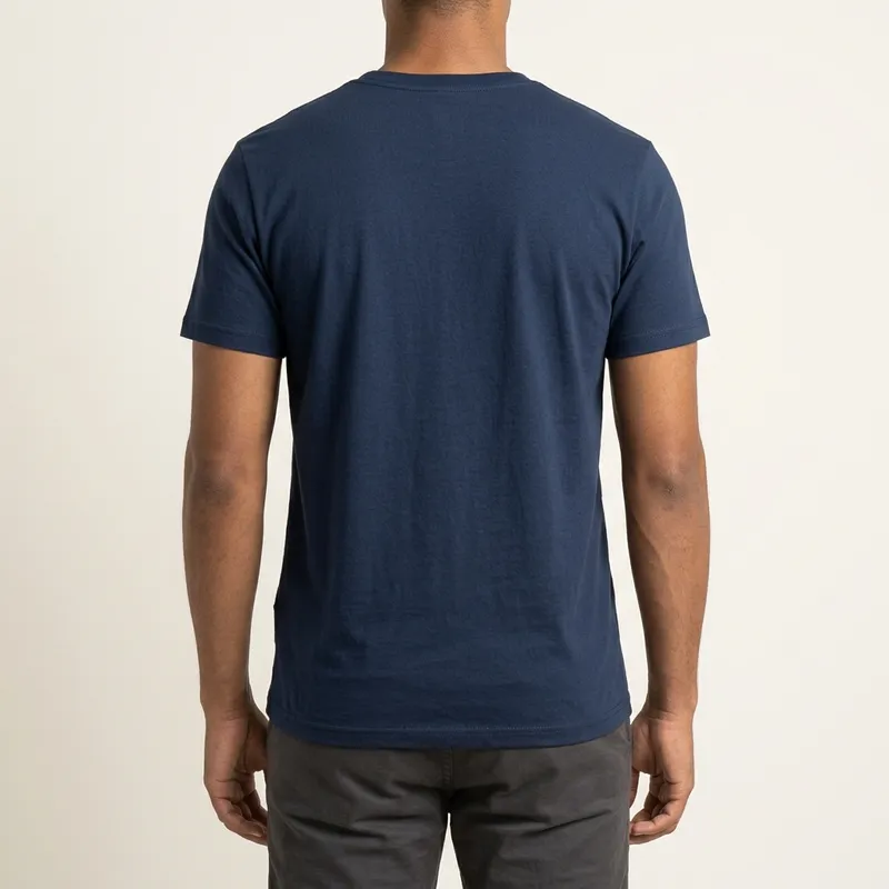 Camiseta gola redonda azul marinho, vista das costas