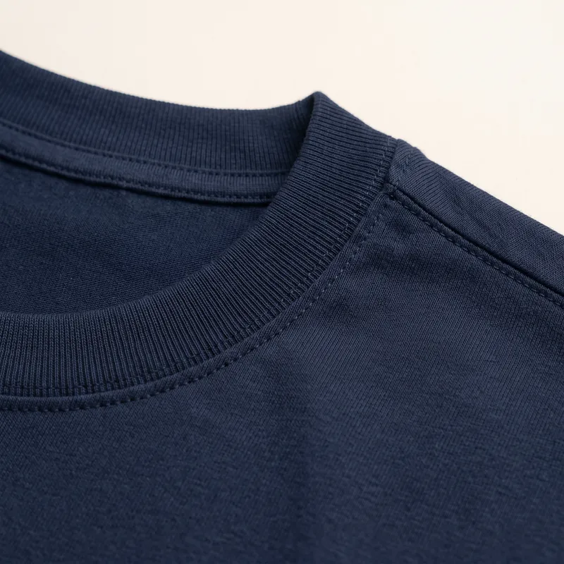 Detalhe da gola redonda em camiseta azul marinho